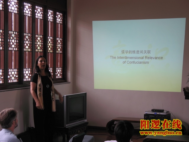 西蒙娜．德接图尔正在演讲意识学