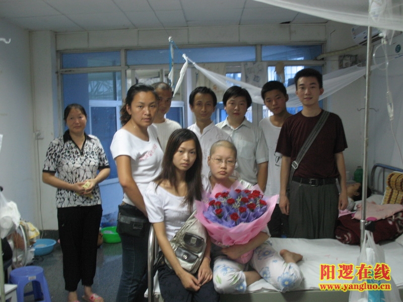大家与黄艳春合影