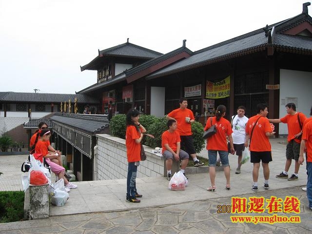 大门旁商店