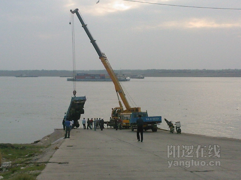 汽车滑落长江3.jpg