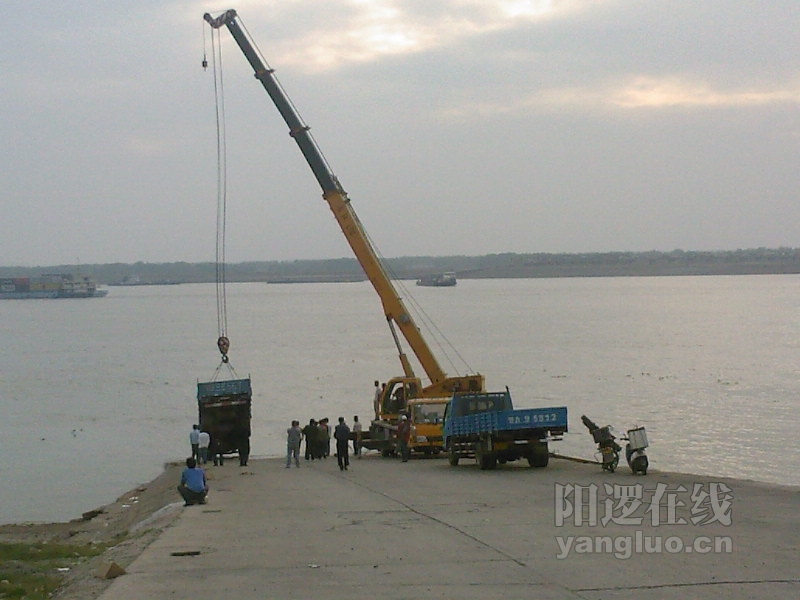 汽车滑落长江.jpg