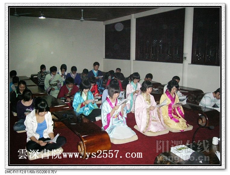 湖北美院学生在书院学礼仪f加字.jpg
