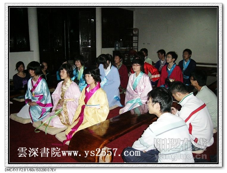 湖北美院学生在书院学礼仪a加字.jpg